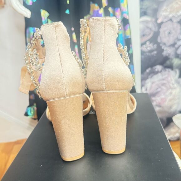 Badgley Mischka Ivory Heels with Crystal Embellishments/ size 9 - Picture 8 of 12